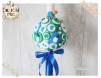 Lumanare de botez pentru baieti, decorata cu talpi de bebe si biberoane cu fundita albastra