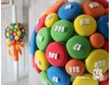 Lumanare de botez - bomboane m&m multicilore, personalizate cu initilalele bebelusului