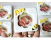 Marturie rama foto cu magnet, personalizata cu numele bebelusului si decorata cu albinuta