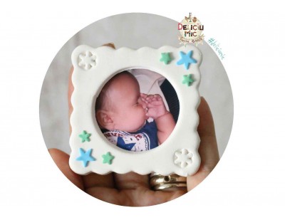 Marturie rama foto cu magnet, personalizata cu numele bebelusului si decorata cu stelute verzi si albastre