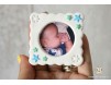 Marturie rama foto cu magnet, personalizata cu numele bebelusului si decorata cu stelute verzi si albastre