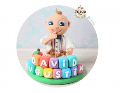 Figurina de tort Baietel cu Bretele si numele pe Cuburi