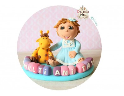 Figurina de tort Fetita personalizata, Girafa si numele pe Cuburi