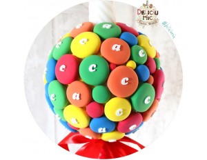 Lumanare de botez - bomboane m&m multicolore, cu fundita rosie