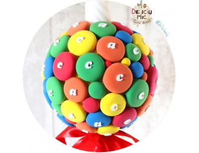 Lumanare de botez - bomboane m&m multicolore, cu fundita rosie