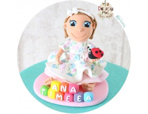 Figurina de tort Fetita personalizata dupa poza, Buburuza si numele pe Cuburi