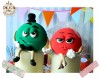 Figurine Tort nunta  bomboane m&m Mirele verde & Mireasa rosie