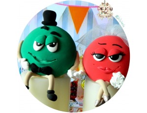Figurine Tort nunta  bomboane m&m Mirele verde & Mireasa rosie