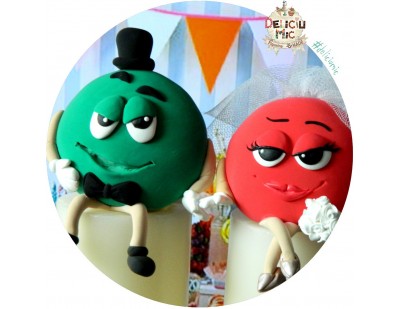 Figurine Tort nunta  bomboane m&m Mirele verde & Mireasa rosie