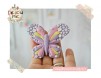 Lumanare de botez cu nasturei in nuante de lila si magnet fluture