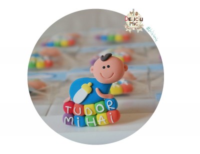 Marturie de botez magnet "Smiley Baby" de-a buselea, accesorizata cu un biberon pe costumas