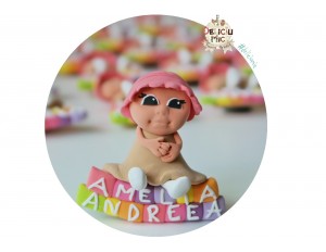 Marturie botez "Cute Baby" - fetita cu bonetica, stand pe cuburi personalizate cu numele bebelusului