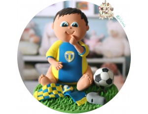 Figurina de tort Baietel in echipament de fotbal cu minge, fluier si fular 