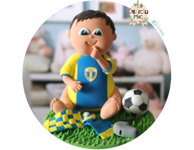 Figurina de tort Baietel in echipament de fotbal cu minge, fluier si fular 