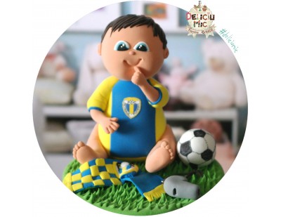 Figurina de tort Baietel in echipament de fotbal cu minge, fluier si fular 