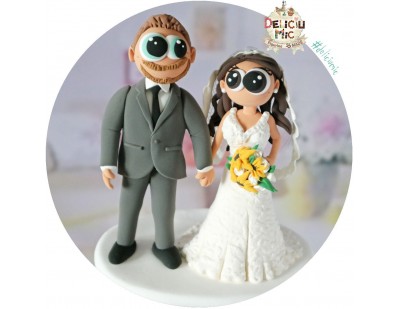 Figurine de tort pentru nunta - Mire si Mireasa tinandu-se de mana