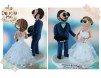 Figurine de tort pentru nunta - Mireasa si Mirele IT-ist tine in mana tastatura si mouse-ul preferate
