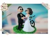 Figurine de tort pentru nunta - Mirele si Mireasa stau langa bicicleta lor