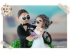 Figurine de tort pentru nunta - Mirele si Mireasa stau langa bicicleta lor