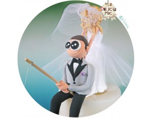 Figurine de tort pentru nunta - Mirele pescar este tras de guler de catre Mireasa 