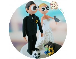 Figurine de tort pentru nunta - Mire pasionat de fotbal, Mireasa si catelul cu buchetul