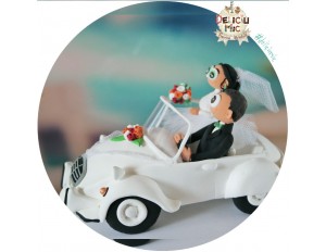 Figurine de tort pentru nunta - Mire si Mireasa in masina retro