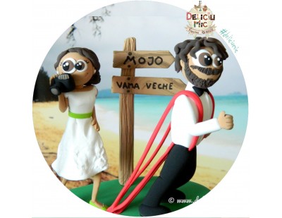 Figurine de tort pentru nunta - Mireasa pasionata de fotografie si Mirele pasionat de clubul Mojo si Vama Veche