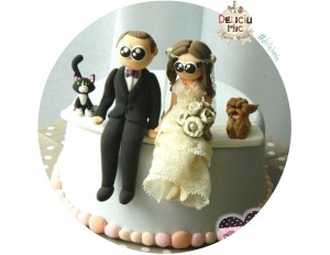 Figurine de tort pentru nunta - Mire si Miresa asezati alaturi de catelul si pisicuta lor