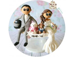 Figurine de tort pentru nunta - Mirii asezati alaturi de animalutele lor si fundita cu data nuntii