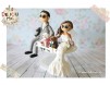 Figurine de tort pentru nunta - Mirii asezati alaturi de animalutele lor si fundita cu data nuntii