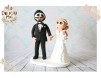 Figurine de tort pentru nunta - Mire si Mireasa cu buchet de trandafiri albi