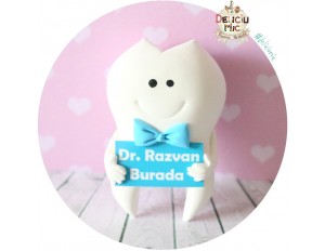 Brosa 5 cm Dintisor cu papion bleo si pancarta cu numele doctorului