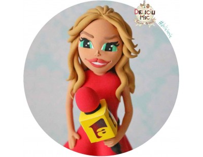 Figurina aniversara " Prezentator TV " cu microfon personalizat (18 cm inaltime)