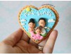 Magneti personalizati pentru familii, decorati cu imaginea cuplului si a fetitei