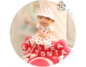 Marturie botez "Smiley Baby Girl" - fetita cu bonetica, stand pe cuburi personalizate cu numele bebelusului